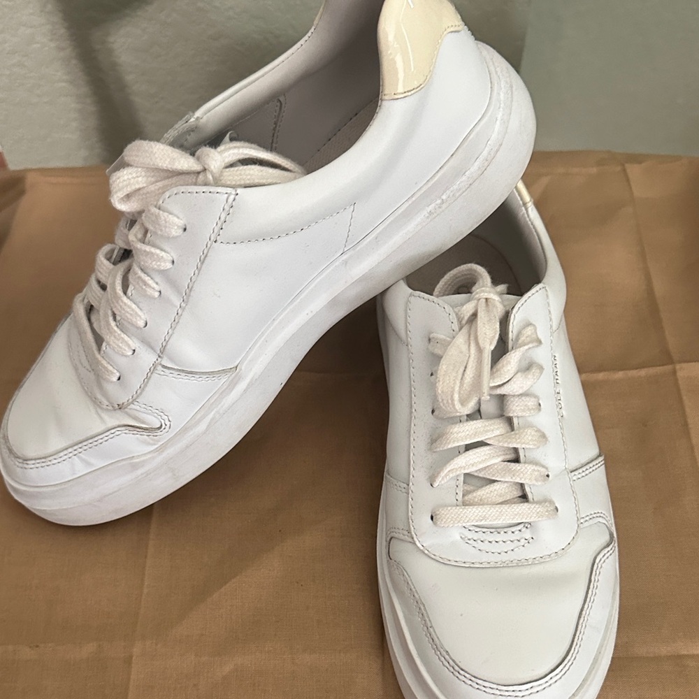 Women’s size 8 white Casual Sneakers
